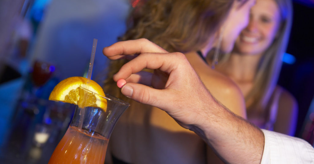 People Are Applauding How This Bar Dealt With Someone Spiking A Woman’s Drink - Featured image