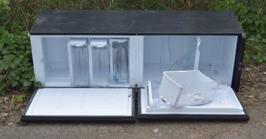 You Can Turn A Busted Refrigerator Into The Coolest Outdoor Bar Ever - Featured image