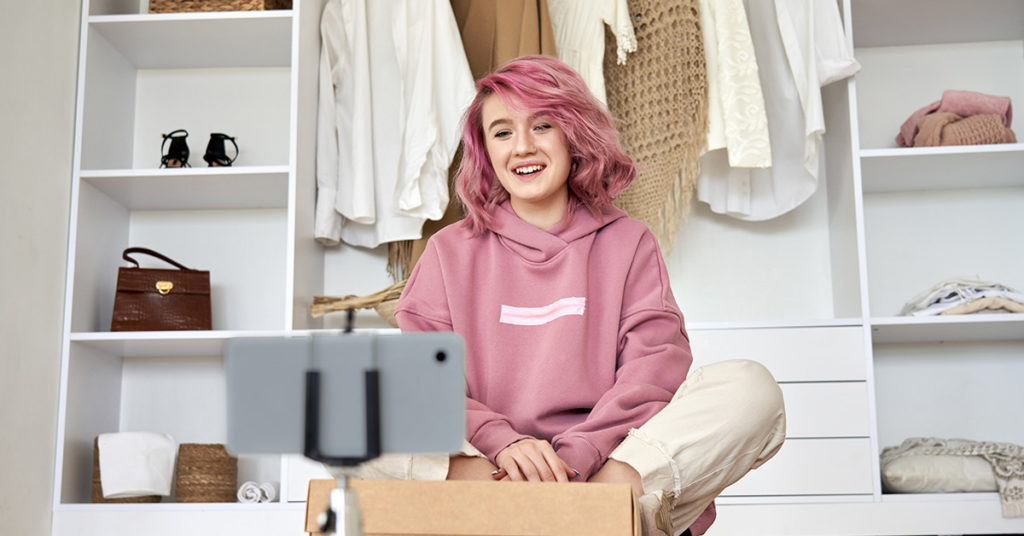 Instagram Influencer Cries About Having To Work 9-5 After Her Account’s Deleted - Featured image