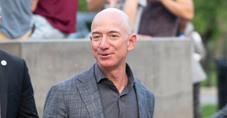 People Want Jeff Bezos to Buy and Eat the Mona Lisa - Featured image