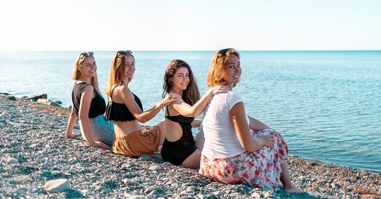 A CEO who gives his employees $2,000 to go on vacation says people are more productive than ever - Featured image