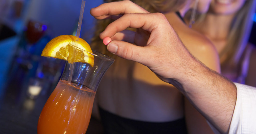 Woman almost drugged by two men shares how she figured the drink was spiked & fought off creeps - Featured image