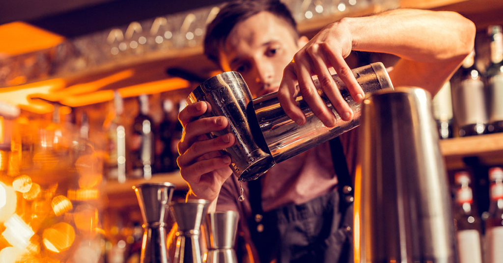 Hero bartender hands girls note to save them from being harassed by ‘creepy’ guy - Featured image