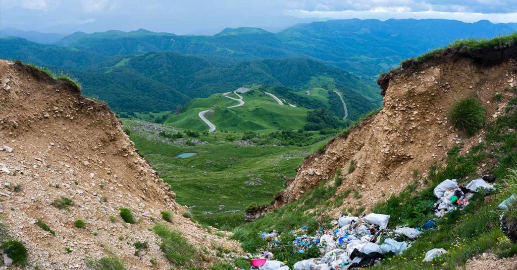 Everest Is Melting, Revealing Tons of Garbage and Human Bodies - Featured image
