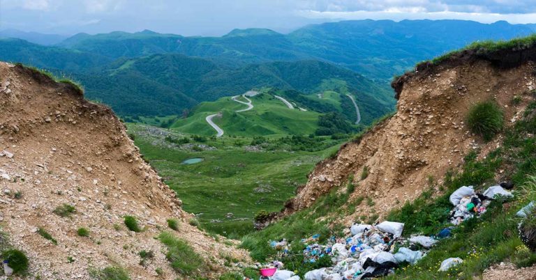 Everest Is Melting, Revealing Tons of Garbage and Human Bodies - Featured image