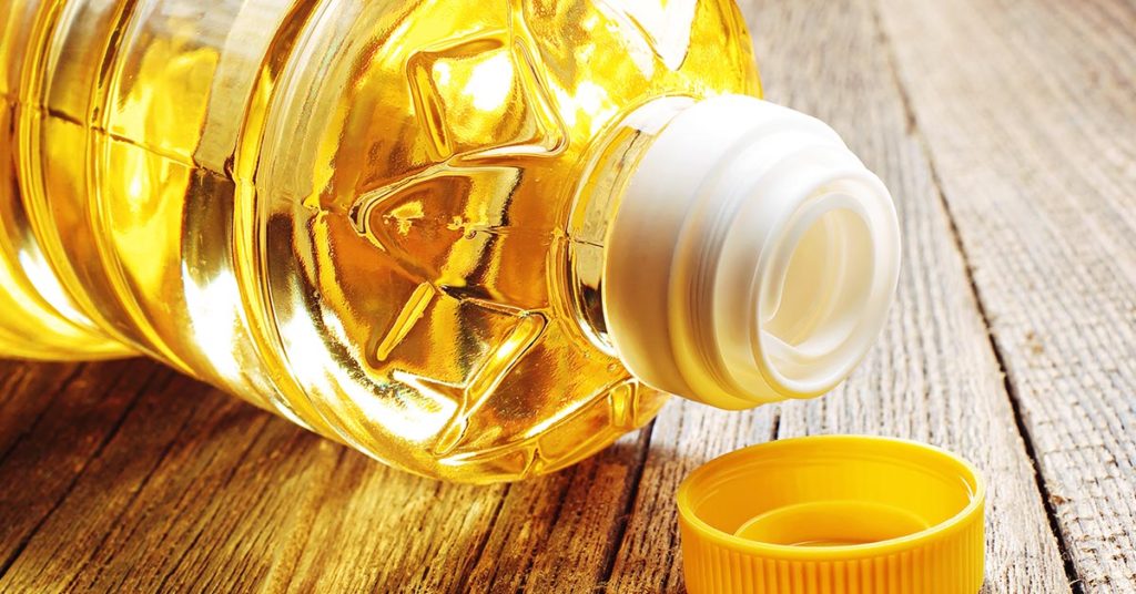 Why You Need to Keep an Empty Vegetable Oil Bottle Under Your Sink at All Times - Featured image