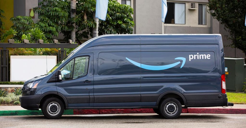 Bizarre vid shows woman getting out of Amazon delivery truck with driver - Featured image