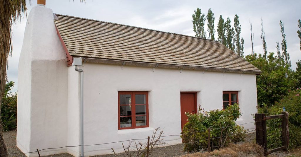 Family that lives in off-grid ‘clay’ home haven’t had to pay bills in over a decade - Featured image