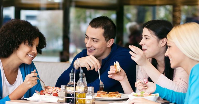 Large Group Of Teens Tips Waiter Only $3.28. A Few Days Later This Note Is Handed To Him - Featured image