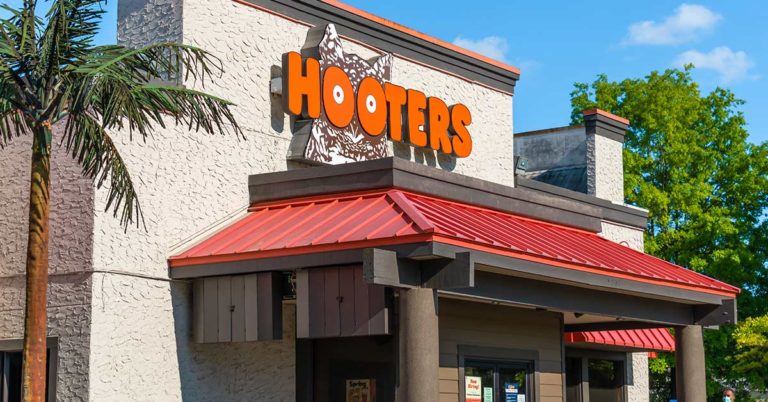 ‘Hooters With Plus-Sized Waitresses’ Sparks Debate - Featured image