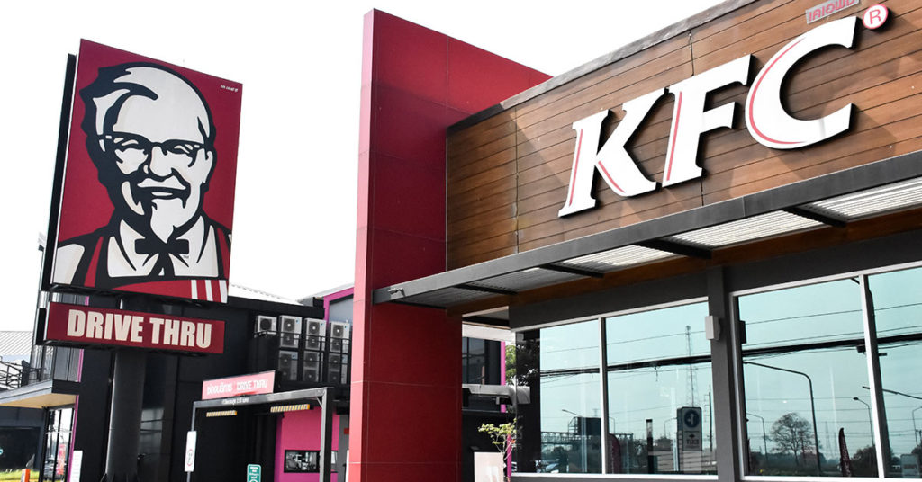 Diner disgusted after finding a full chicken head in her box of KFC hot wings - Featured image