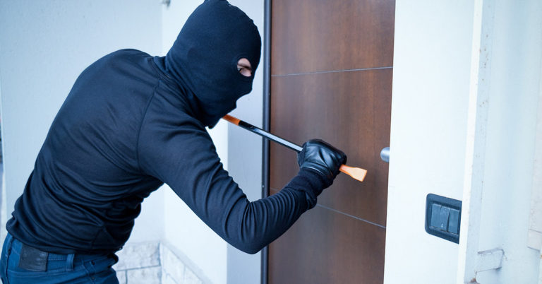 IRS Reminds Criminals to Report Income From Illegal Activities, Thefts - Featured image