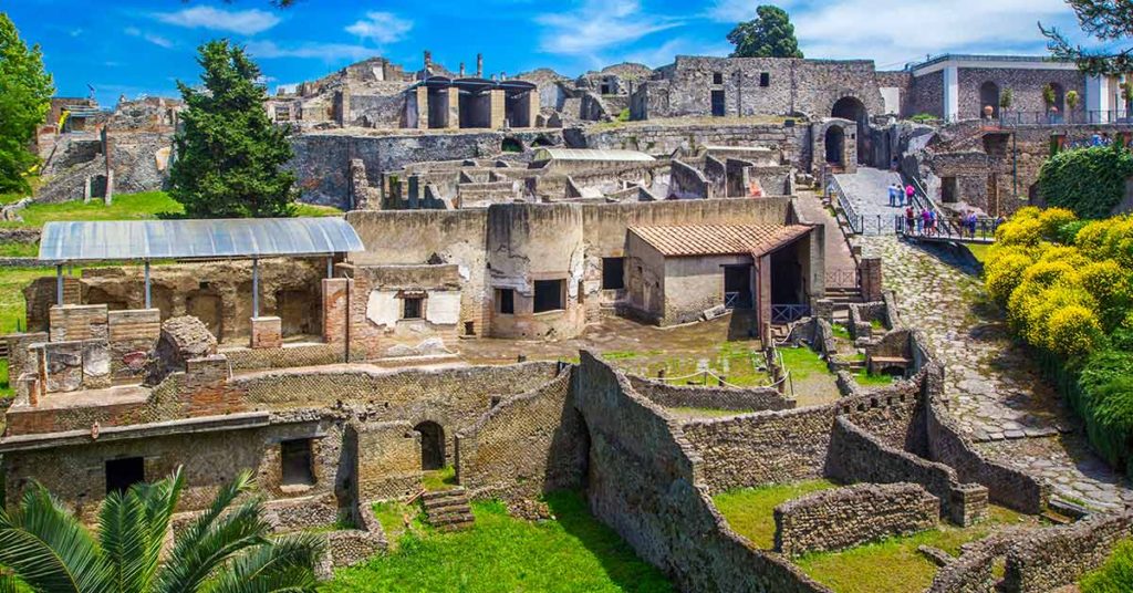 Archaeologists In Pompeii Break Into a Secret Room, Then Freeze At The Sight Within - Featured image