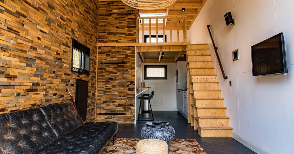 Single mom took the risk, built a tiny home, and now lives on only $75 per month - Featured image