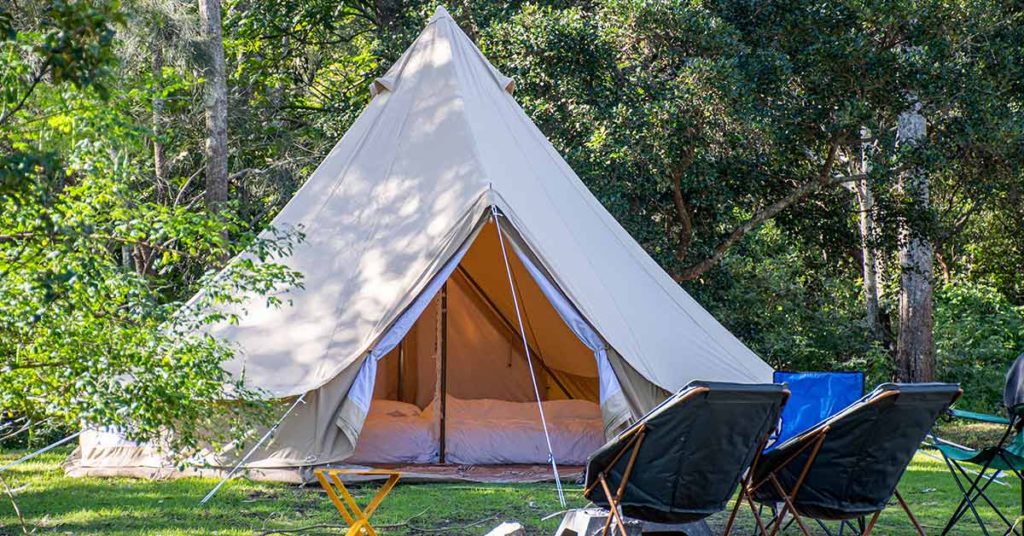 Man living in tent with wife after they lost jobs stayed with her body for days - Featured image