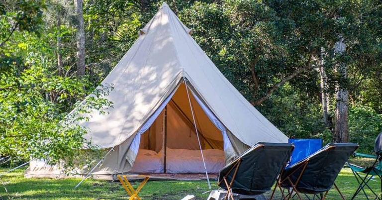 Man living in tent with wife after they lost jobs stayed with her body for days - Featured image