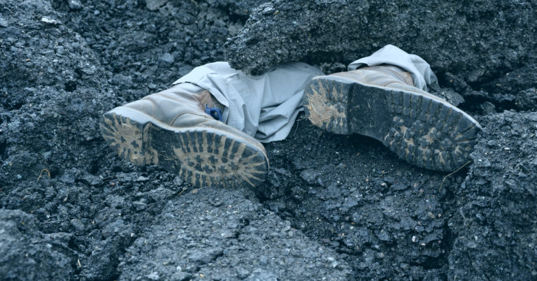 This Man Kept Calling His Loved Ones… Even Though He’d Been Dead For Hours - Featured image