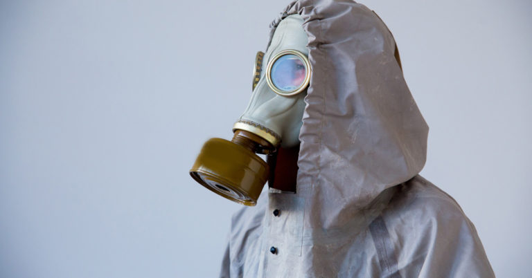 Minutes to hours after a nuclear blast are critical for survival. Disaster experts explain how to protect yourself in a worst-case scenario. - Featured image