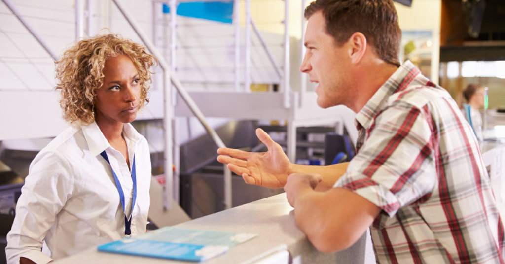 Angry passenger screams at woman in check-in – then she says these 6 words and instantly shut him up - Featured image