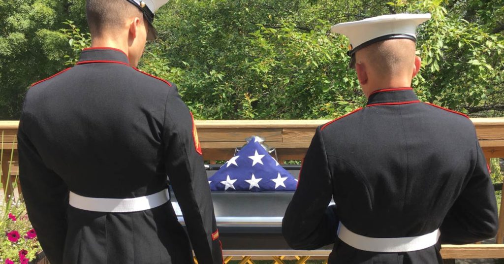 Marine dies alone with no one to claim his body – then 7 bikers show up and grab casket for tribute - Featured image