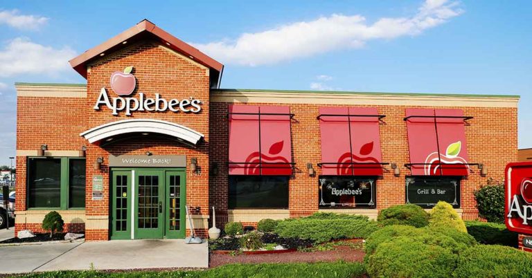 An ‘Atrocious’ Email Caused a Mass Resignation at a Kansas Applebee’s - Featured image