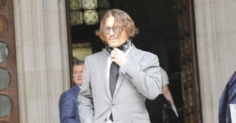 Woman Announces in Middle of Courtroom Johnny Depp is Father of Her Baby - Featured image