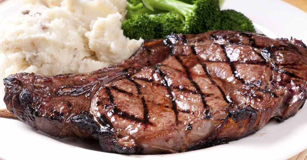 Man shames restaurant by weighing steak at the table to prove it is underweight - Featured image