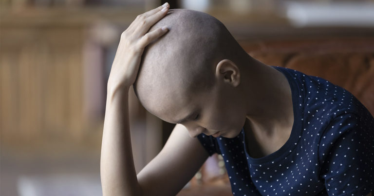 Dad Shaves His Daughter’s Hair for Bullying a Girl With Cancer and Pulling off Her Wig - Featured image