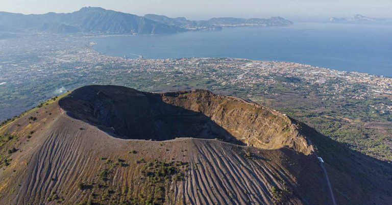 US tourist fell into Mount Vesuvius after taking selfie and ignoring signs - Featured image