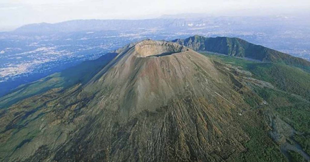 US tourist fell into Mount Vesuvius after taking selfie and ignoring s...