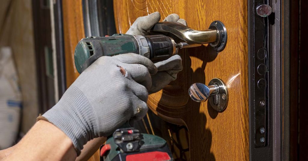 The Landlord Was Tired Of Her Not Paying Rent, So He Took Off Her Front Door - Featured image