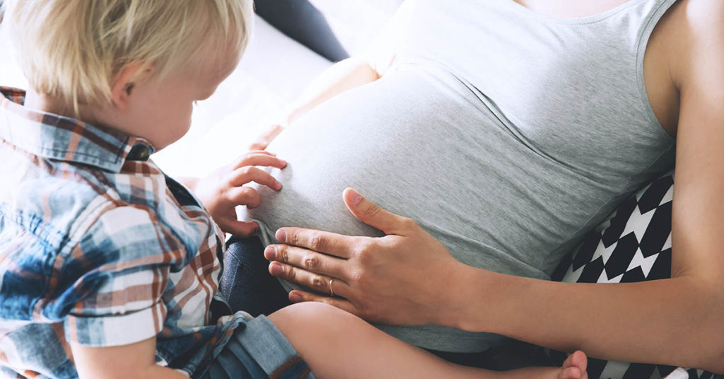 Toddler tragically dies days before brother is born from rare disease triggered by COVID-19 - Featured image