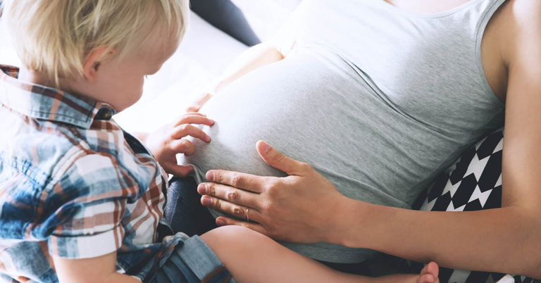 Toddler tragically dies days before brother is born from rare disease triggered by COVID-19 - Featured image