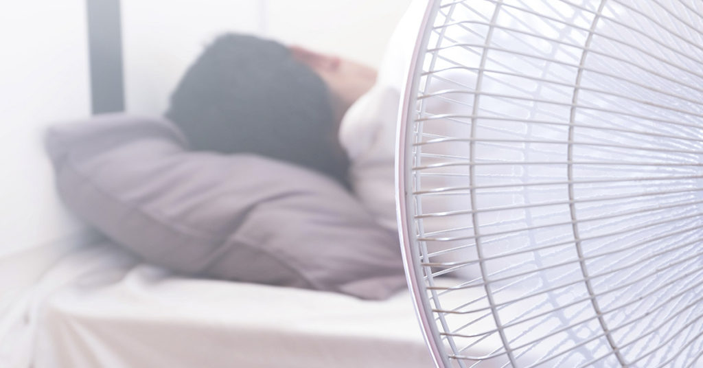 The Pros and Cons of Sleeping With a Fan - Featured image