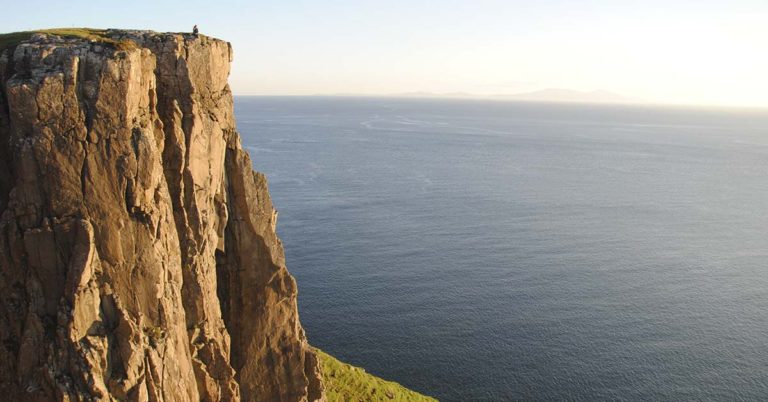 Man Fell To His Death Moments After Taking Selfie With Girlfriend - Featured image