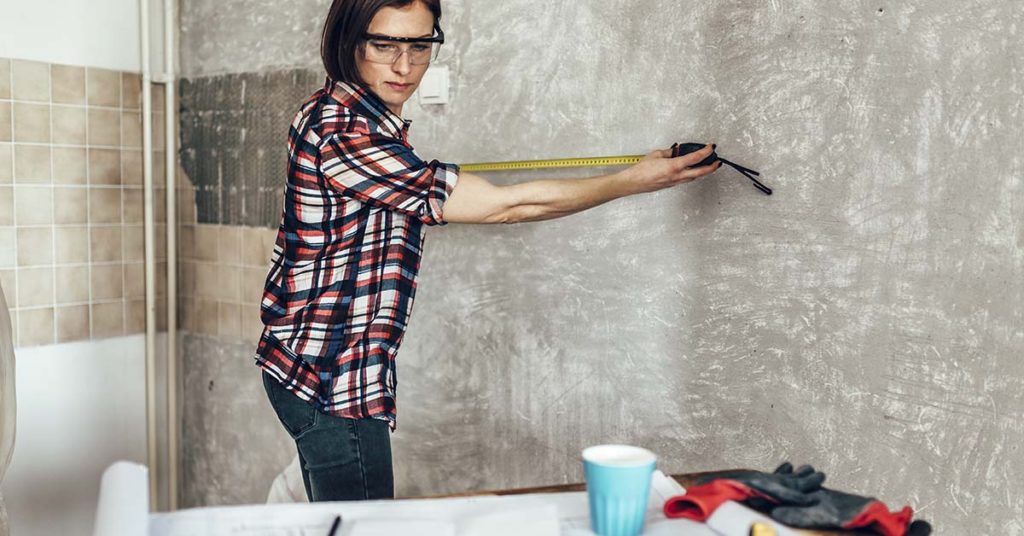 This single mom built her entire house by watching YouTube tutorials - Featured image