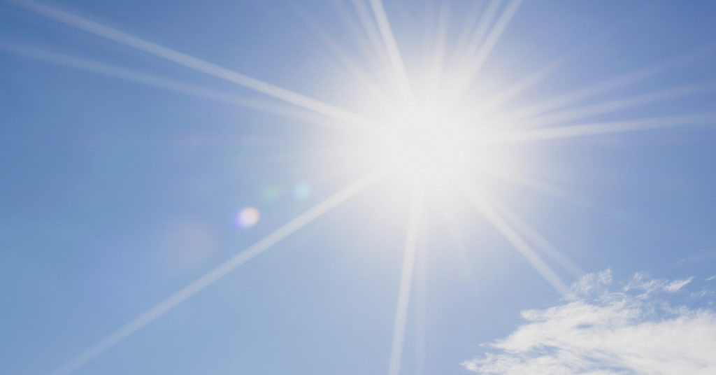 Striking picture shows consequences of 92-year-old woman using sunscreen on her face but not her neck for decades - Featured image