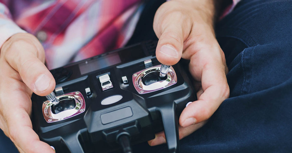 Guy Grows Peppers Using Radio-Controlled Equipment in His Greenhouse - Featured image