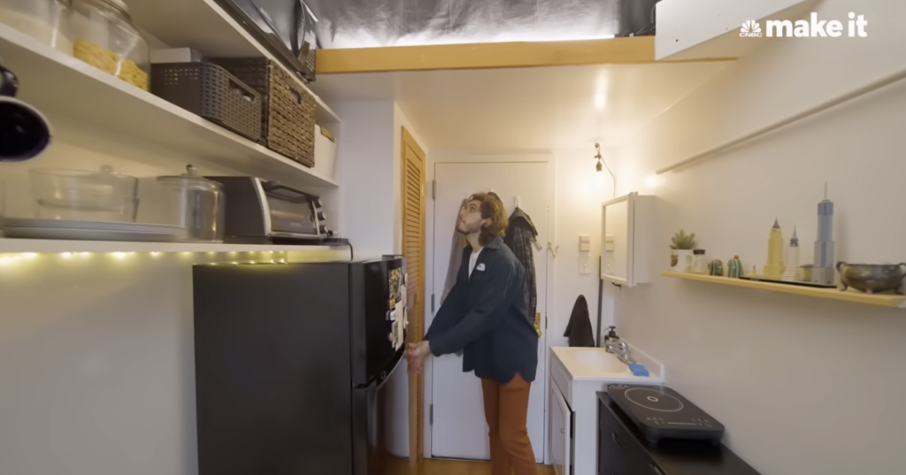 Man Lives In Tiny New York Apartment Thats Only 95 square feet The 