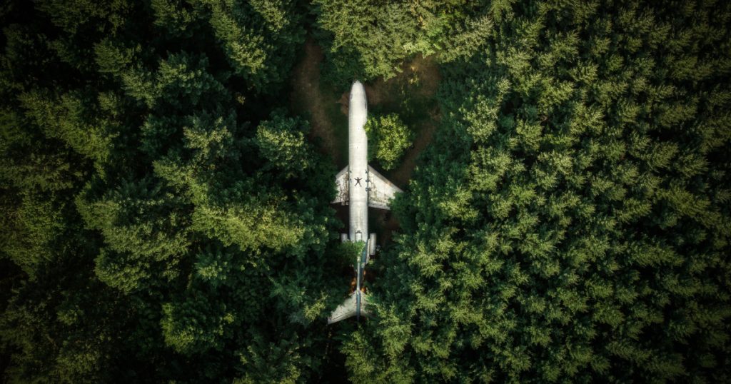 The Life Of The Man Who Lives In The Middle Of The Forest In An Abandoned Plane (+ Photos) - Featured image