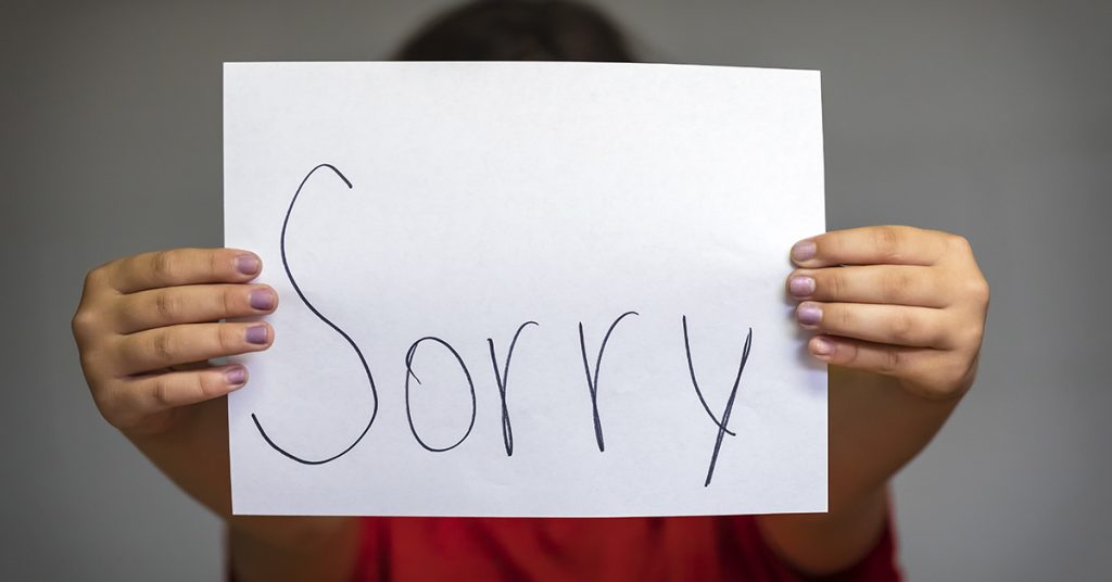 How to say sorry and give a good apology, according to research. - Featured image