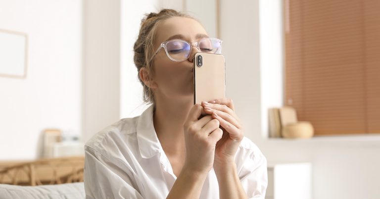 New device allows users to kiss people anywhere in the world over the internet - Featured image