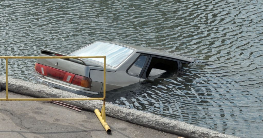 How to Escape from a Sinking Car: Following These Steps Could Save Your Life! - Featured image