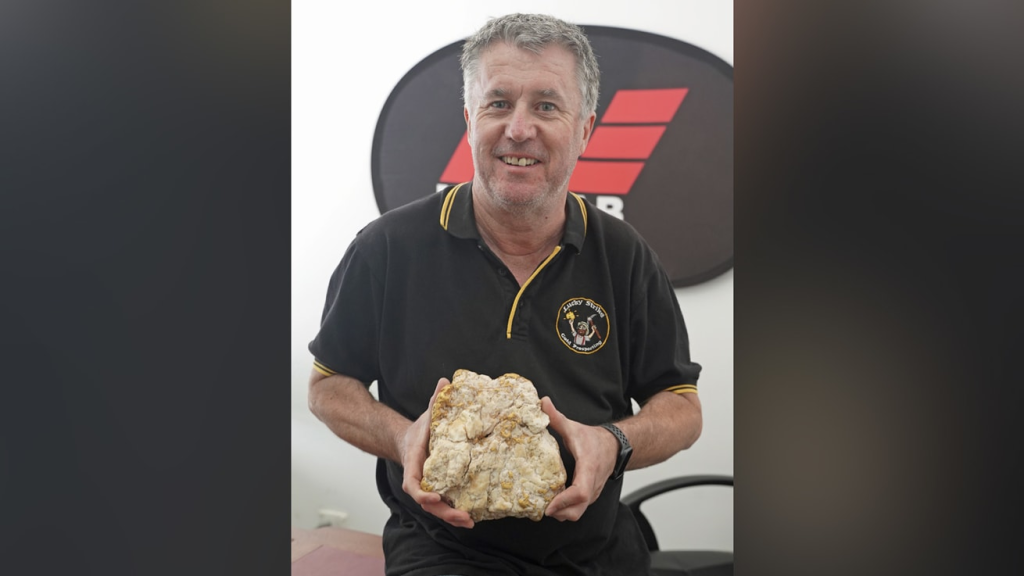 Darren Kamp, the gold digger, with the 4.6kg rock.