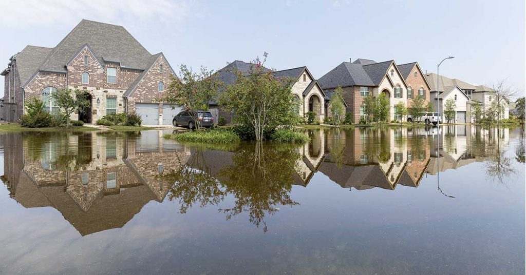 To protect his home from flooding, a Texas man spent $8300 encircling his home with 400-foot aquadam - Featured image