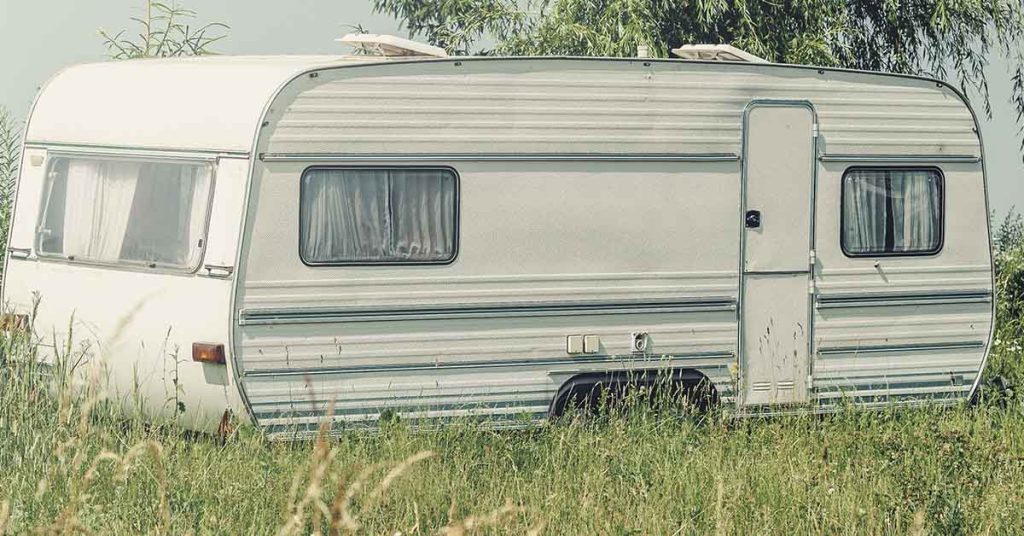 14-yr-old buys camper from 1974 and renovates it, one look inside and I’m speechless - Featured image