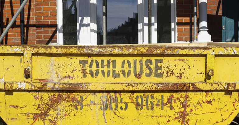 Man Lives in a dumpster for $62/month to highlight housing crisis – take a look inside - Featured image