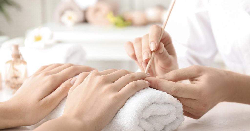 Woman who got gel manicures for years can now barely move her hands - Featured image