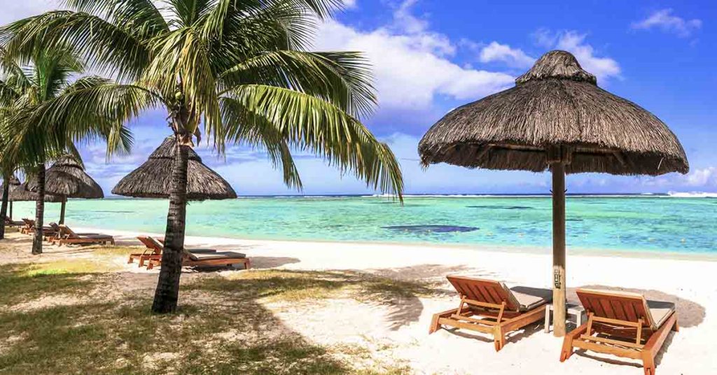 Her pic wearing a bikini on the beach is being shared by thousands and when the camera zooms out we understand why - Featured image