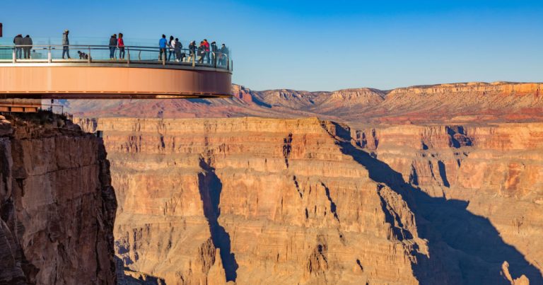 Man dies in 4,000 foot fall from Grand Canyon Skywalk - Featured image